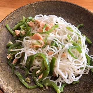 スモークサーモンとピーマンの焼きそうめん